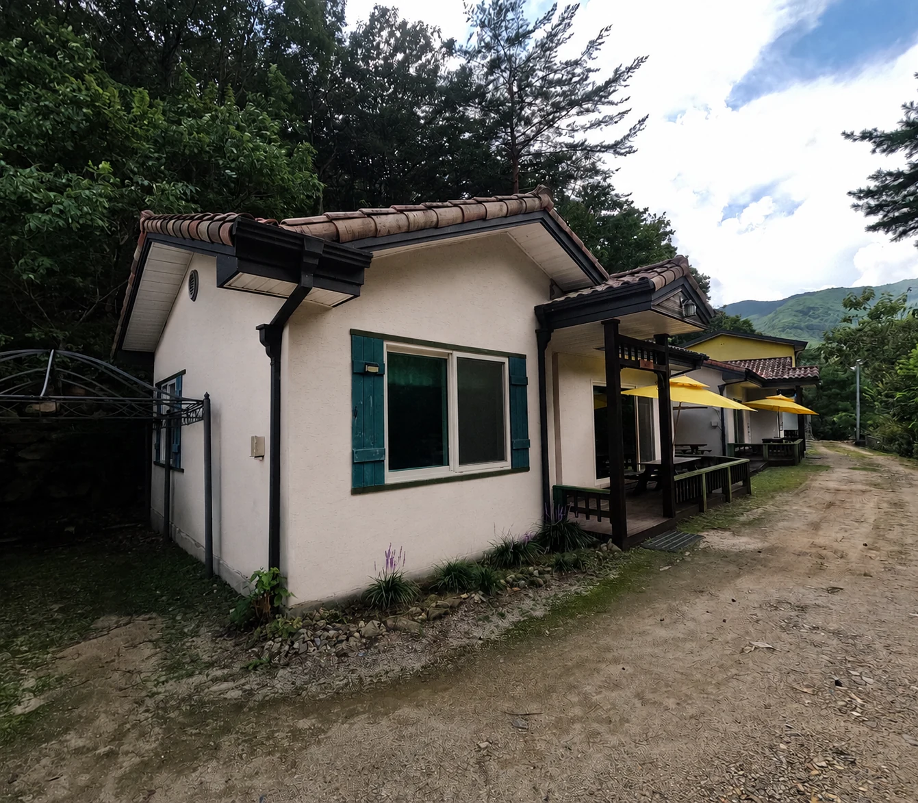흰 독채와 정원